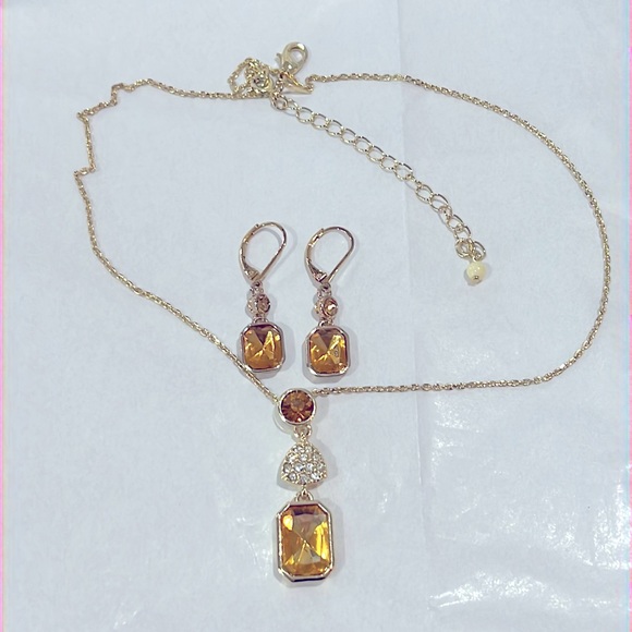 New Vintage Avon SAQ stamped necklace and earrings set - Picture 1 of 7